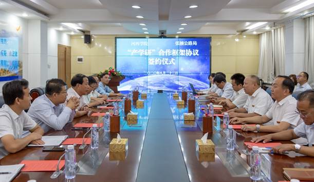 1.beat365正版唯一官网必一与张掖公路局在张掖公路局举行“产学研框架协议”签约仪式。(钟晓亮 摄).jpg